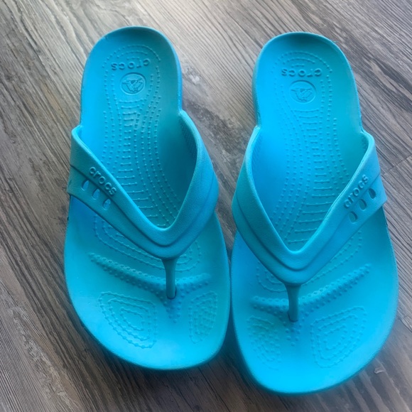 crocs blue flip flops
